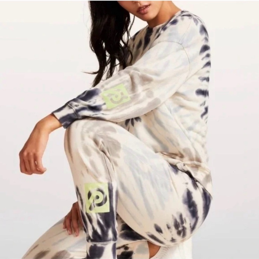 Peloton Women’s Large Tie-dye Sweatshirt & Sweatpants Set
